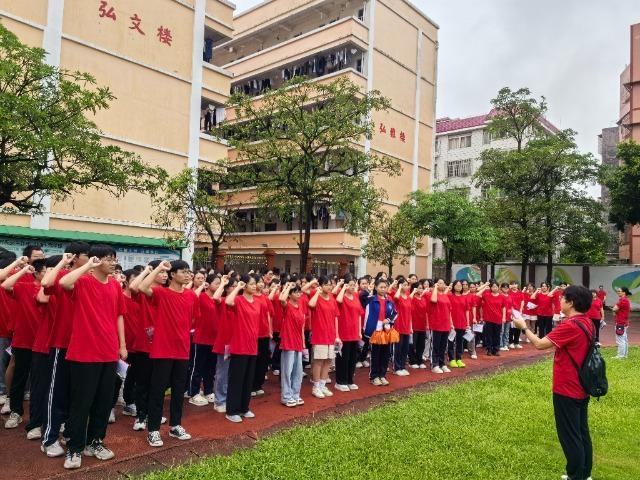 6月7日上午，2024年高考語文開考前，玉林市福綿高級中學(xué)學(xué)生整裝待發(fā)，聆聽領(lǐng)隊老師講話。（李紅梅）.jpg