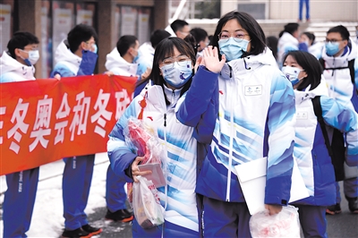 1月23日，在北京交通大學，首批冬奧志愿者準備出發(fā)。當日，北京交通大學首批冬奧志愿者集結出發(fā)。據(jù)了解，首批80名師生志愿者將在國家體育館開展志愿服務工作。新華社記者 任超 攝.jpg