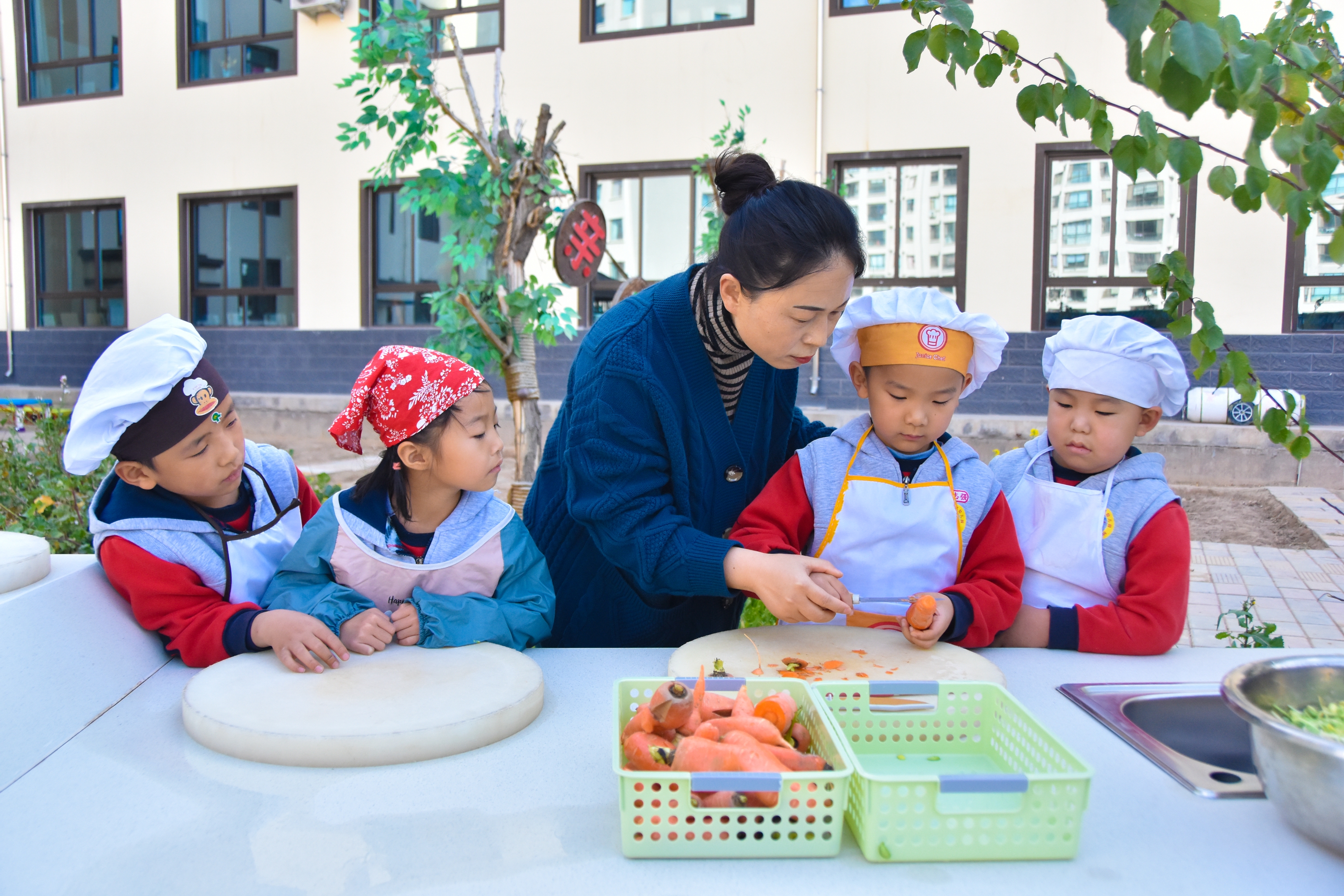 1.甘肅臨澤：濱河幼兒園“種植農(nóng)場” 體驗(yàn)農(nóng)耕樂趣5.JPG