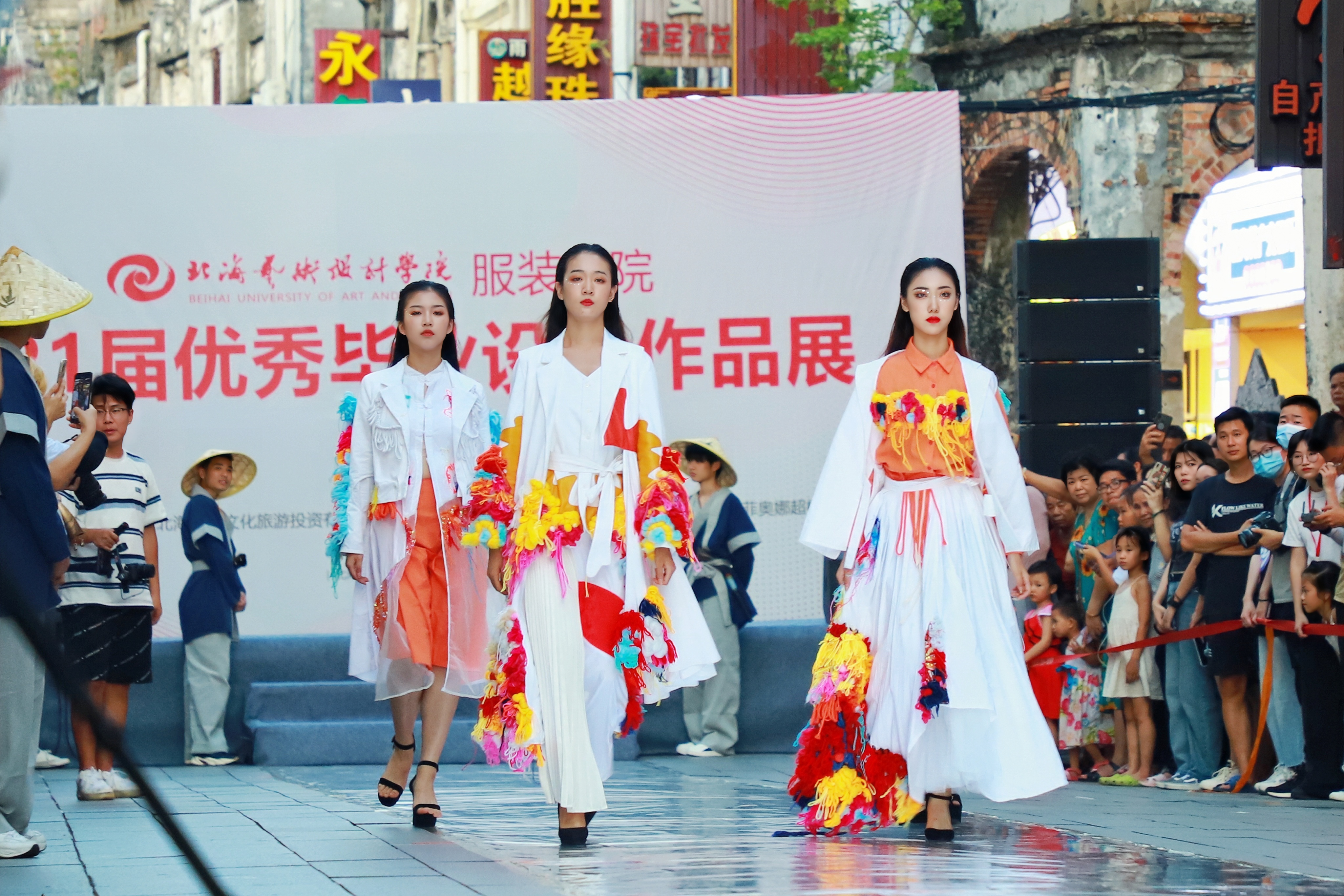 學(xué)生在北海老街進行優(yōu)秀畢業(yè)作品展走秀。北海藝術(shù)設(shè)計學(xué)院供圖.jpg