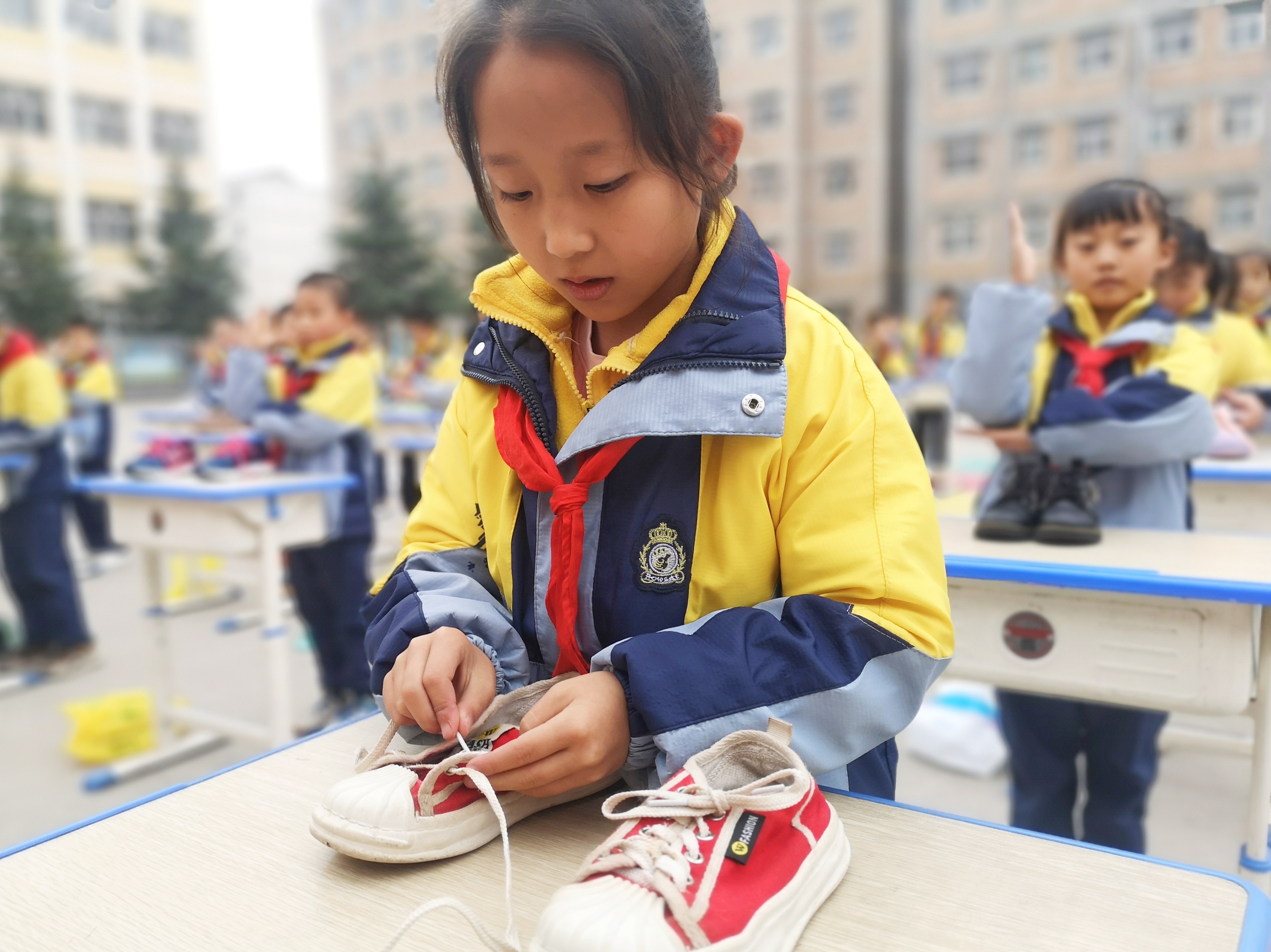 2022年11月8日，甘肅省華亭市實(shí)驗(yàn)小學(xué)學(xué)生在勞動(dòng)教育技能展示活動(dòng)中比賽系鞋帶。.jpeg