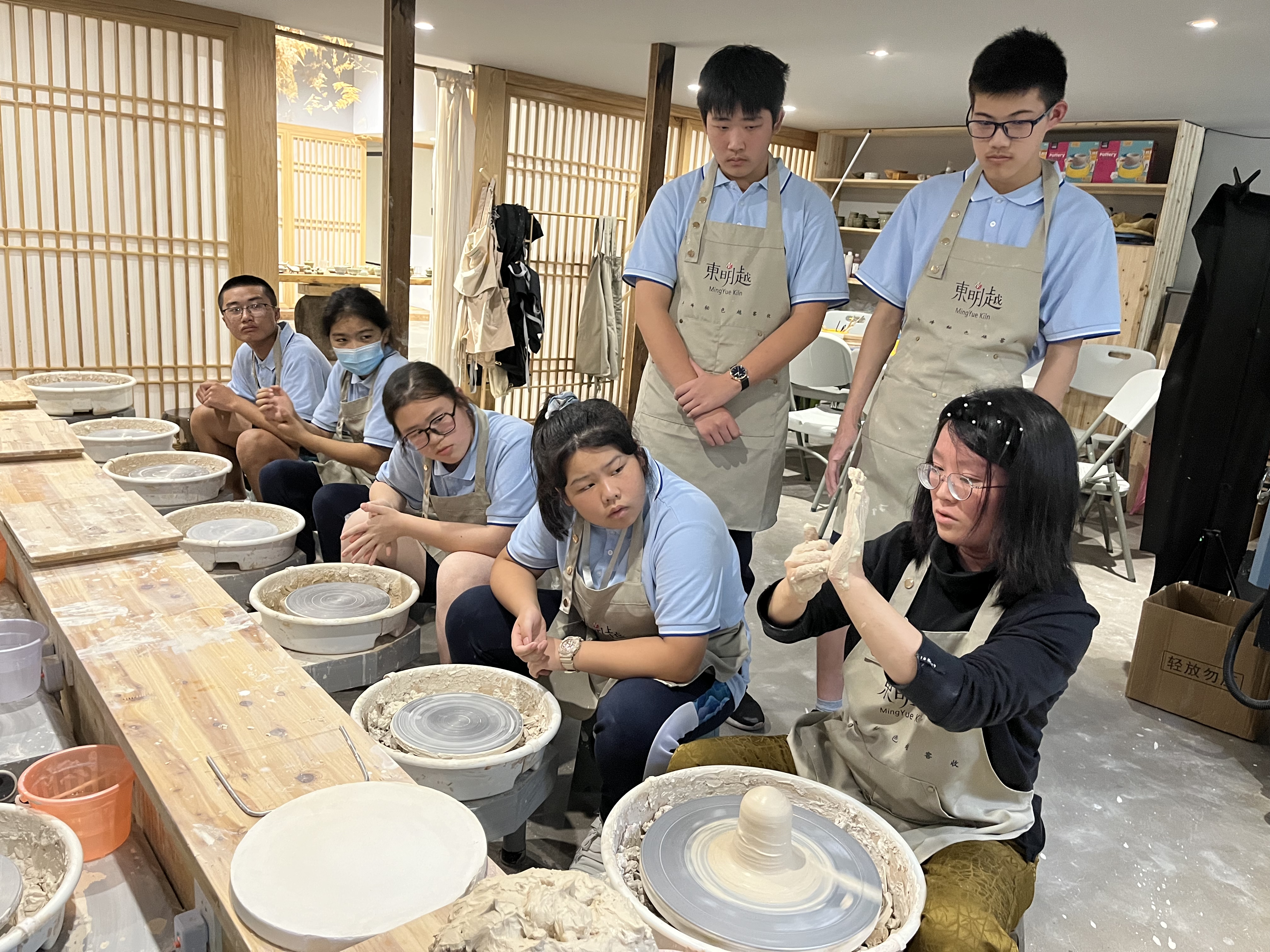 東錢湖旅游學(xué)校學(xué)生在老師的指導(dǎo)下體驗陶藝 傳承宋韻文化 吳彥攝.jpg