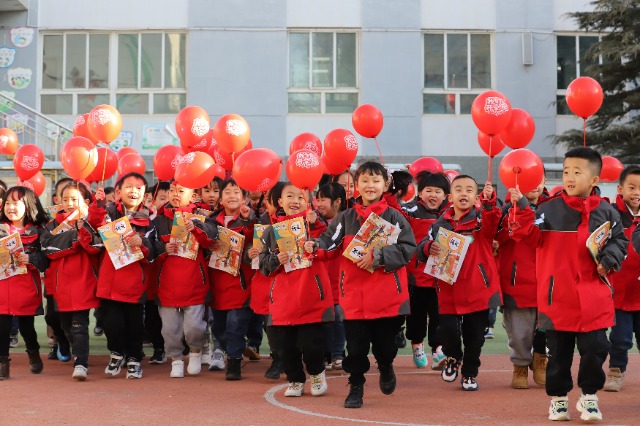 01——2月19日，甘肅省平?jīng)鍪嗅轻紖^(qū)西大街小學(xué)教育集團(tuán)，學(xué)生們領(lǐng)取到新課本后在校園里高興地奔跑。.JPG