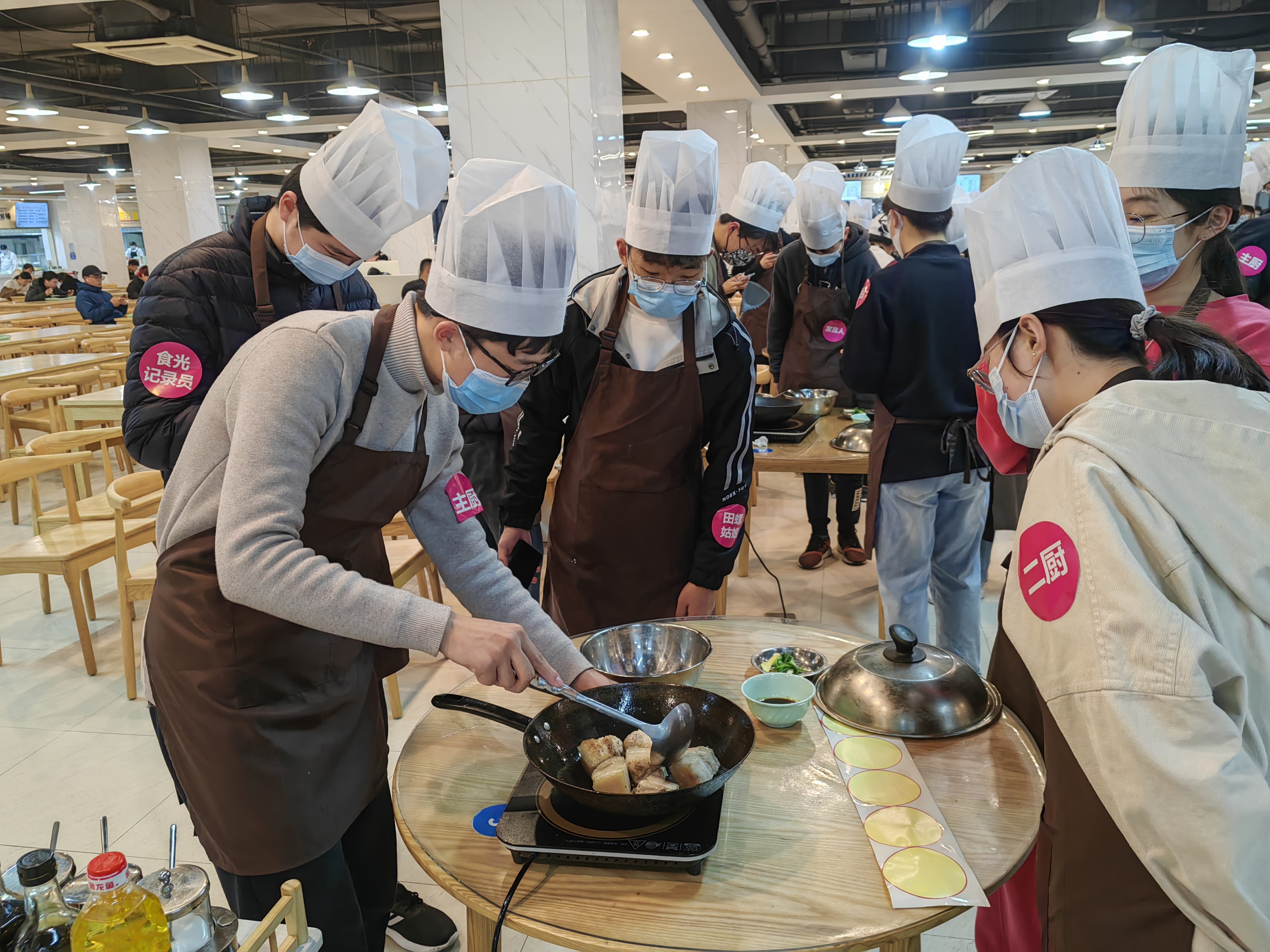 華東理工大學(xué)將勞動教育課堂搬到食堂。（學(xué)校供圖）.jpg