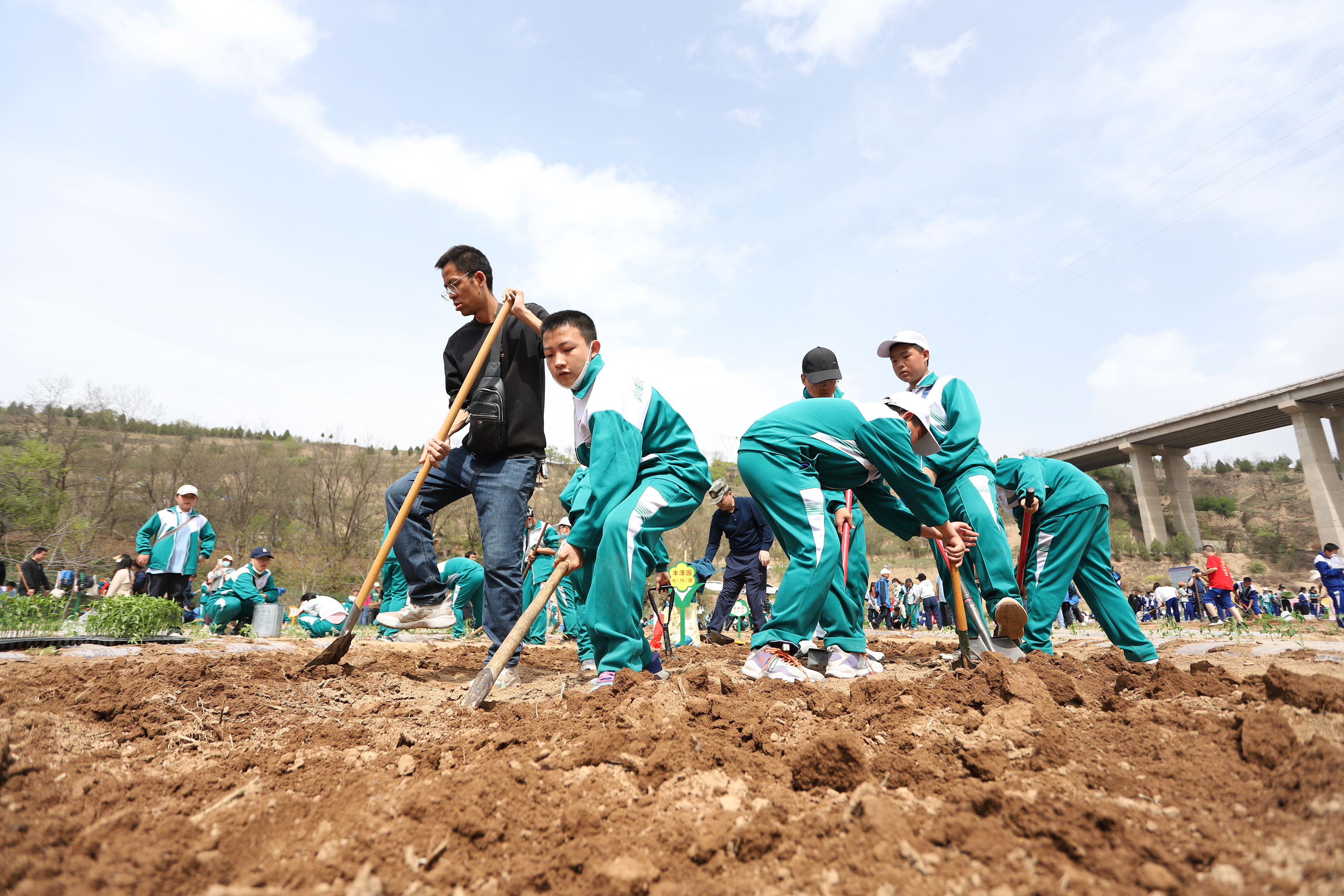 10——4月27日，在甘肅省平?jīng)鍪械谒闹袑W(xué)行知園學(xué)農(nóng)基地里，老師、家長(zhǎng)和學(xué)生在翻地。.JPG