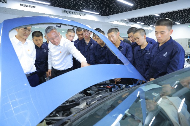 宣講團成員在北電科汽車工程學(xué)院交流參觀。學(xué)校供圖。.jpg