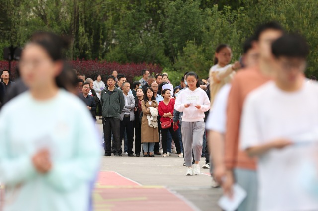 07——6月7日，在甘肅省平?jīng)鍪械谖逯袑W考點，家長們目送考生進入考場。.JPG