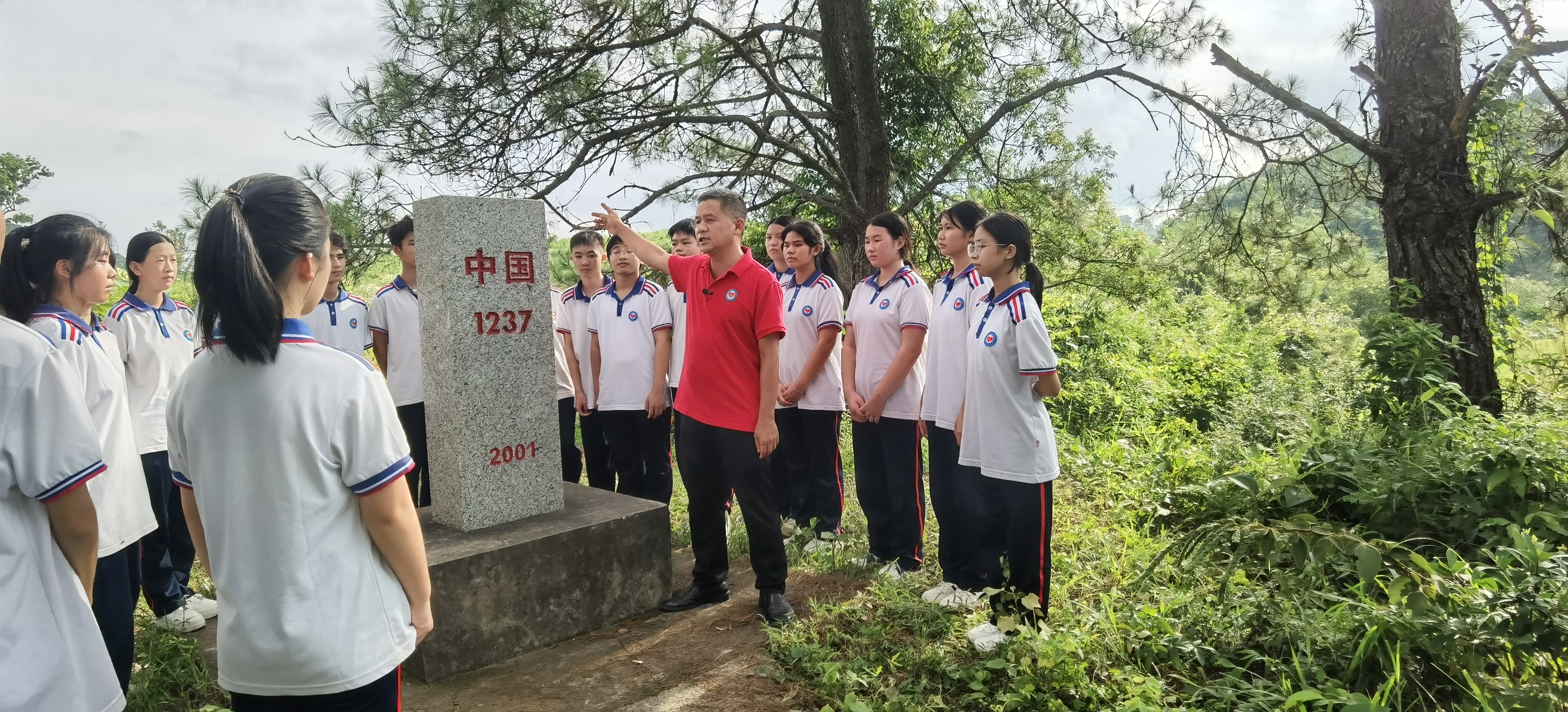 2023年9月1日，楊壽東帶領愛店國門學校師生到1237號界碑開展愛國主義教育活動。學校供圖.jpg