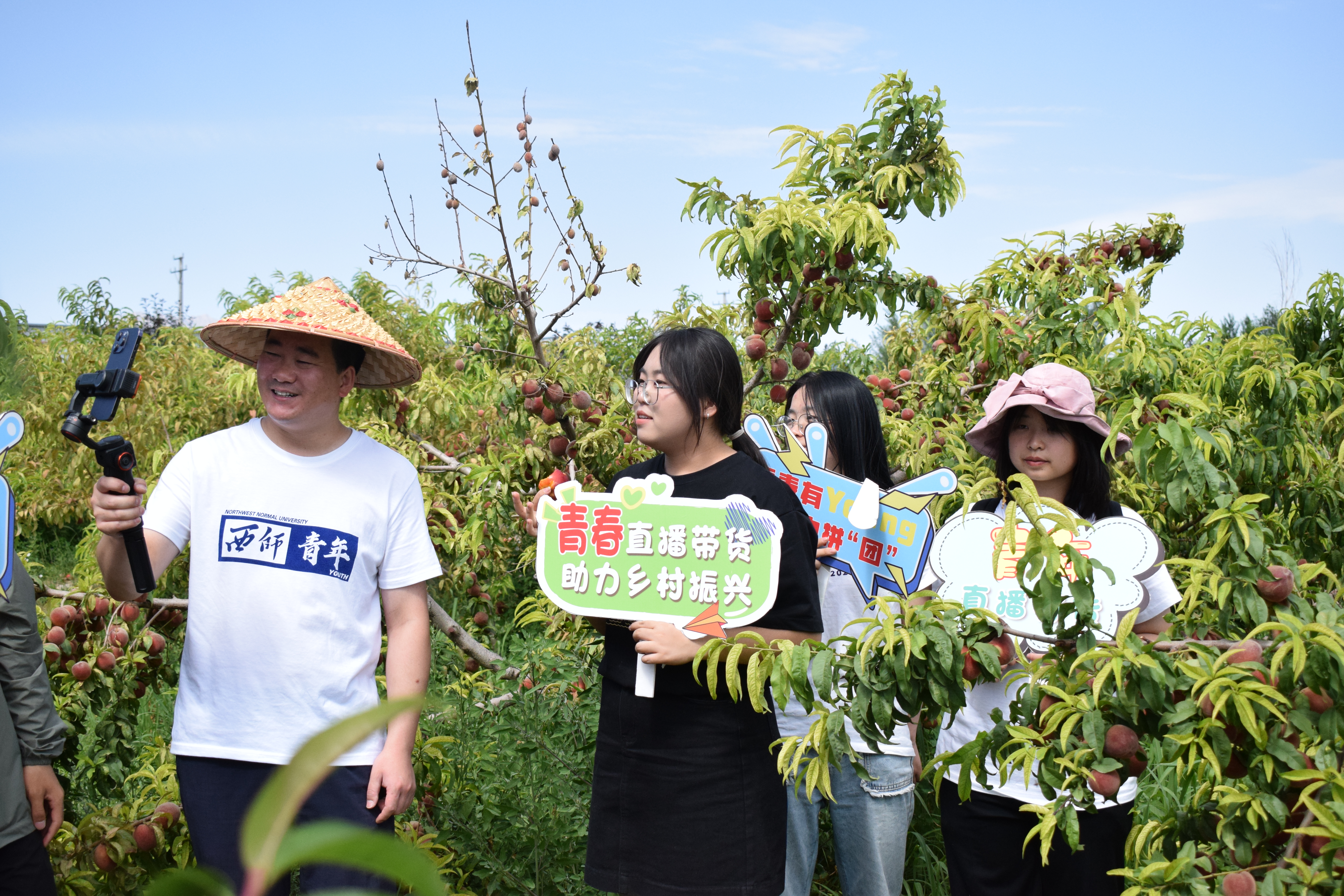 在臨澤縣，商學(xué)院“喵老師農(nóng)特文旅品牌提升路徑與矩陣融媒營銷”實(shí)踐團(tuán)深入果園開展直播帶貨.jpg