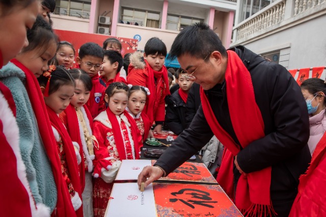 慈溪學子學寫福字 慈溪市教育局供圖.jpg