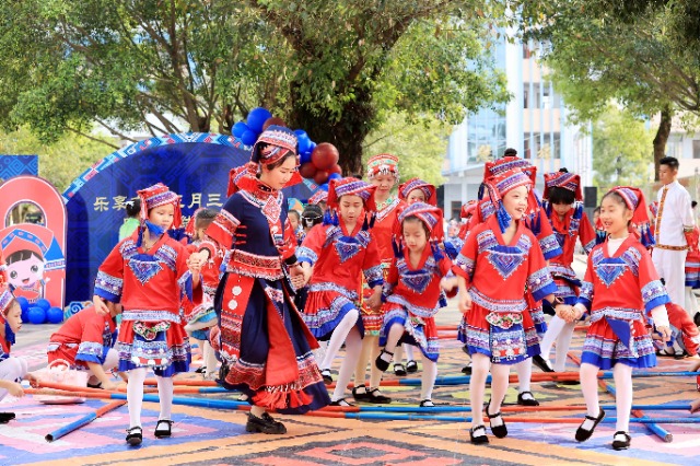 圖4：4月9日，在廣西柳州市融安縣實(shí)驗(yàn)小學(xué)校園，一名老師帶著學(xué)生跳竹竿舞。（譚凱興 攝）.JPG