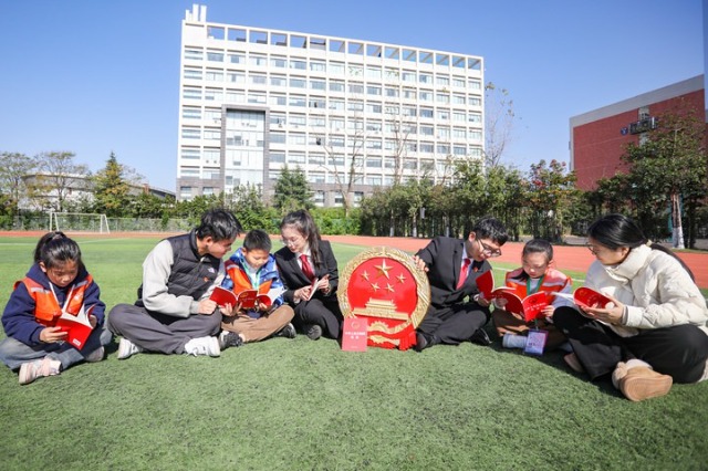 寧波財經(jīng)學(xué)院大學(xué)生和小學(xué)生共上一堂沉浸式法治教育課 徐凱陽 攝.jpg