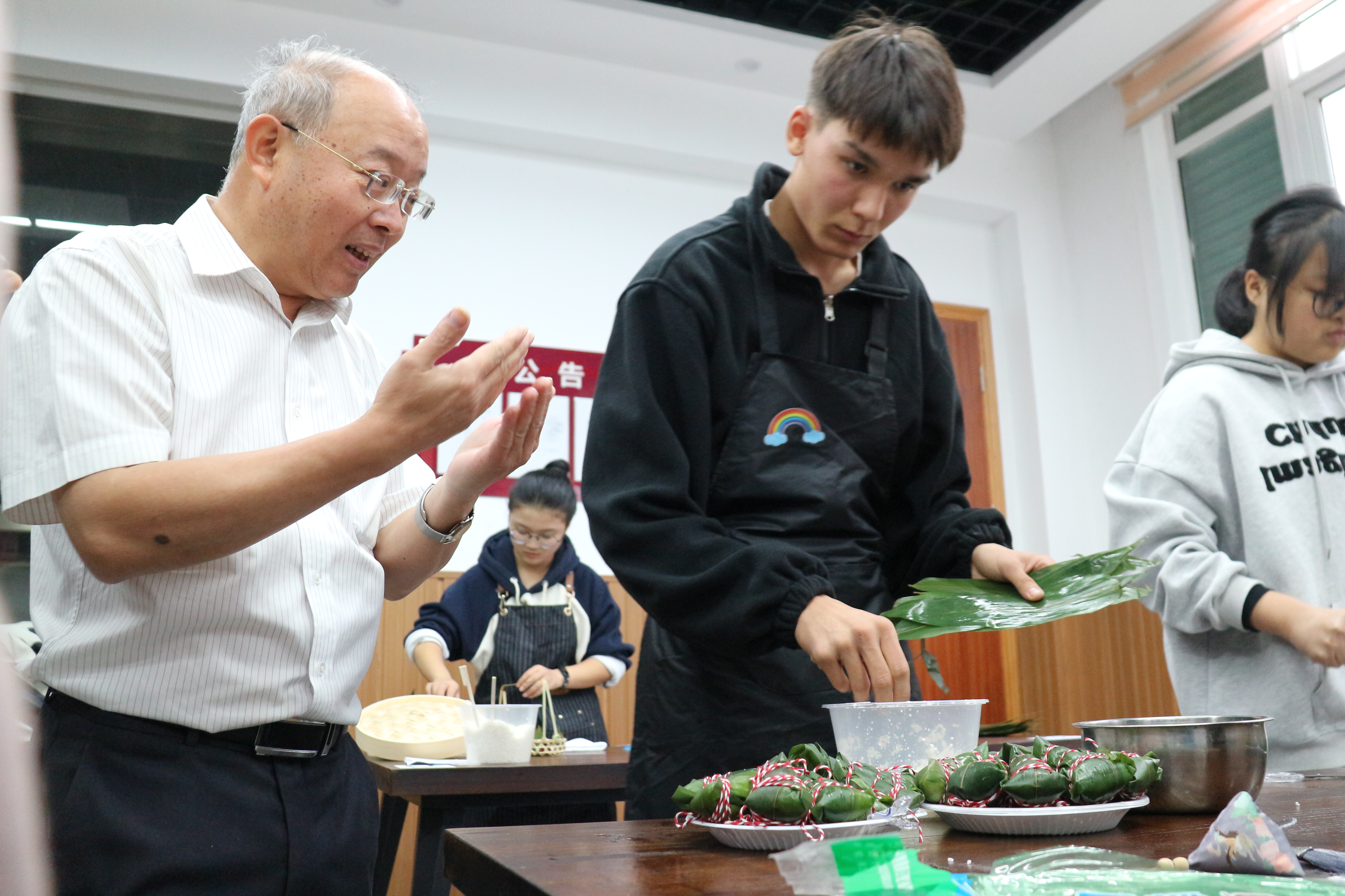 寧波行知職高新疆班學生制作的粽子得到“時代楷?！卞X海軍的肯定 慈溪市教育局供圖.JPG